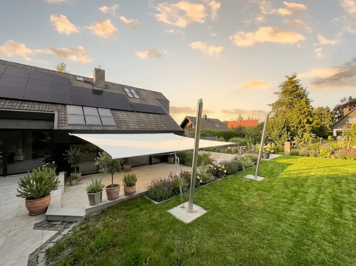 Elektrisch aufrollbares Sonnensegel gerade am Haus 2